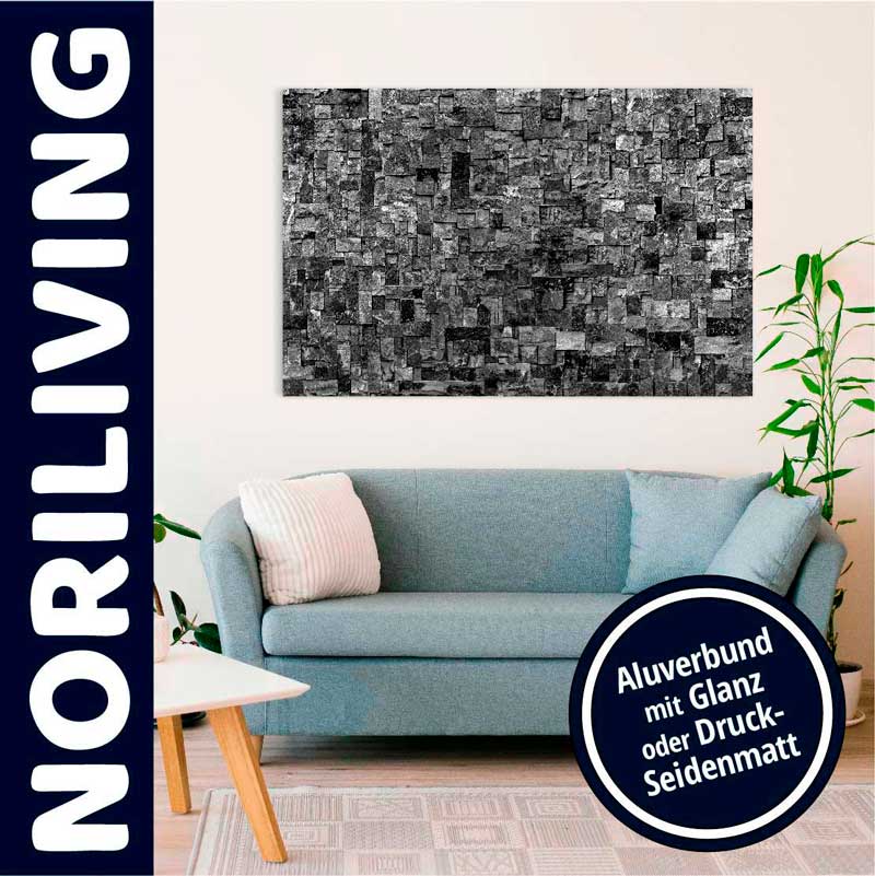 Wohnzimmer mit blauer Couch, Wandbild aus Aluverbund und Pflanze, NORILIVING Design.