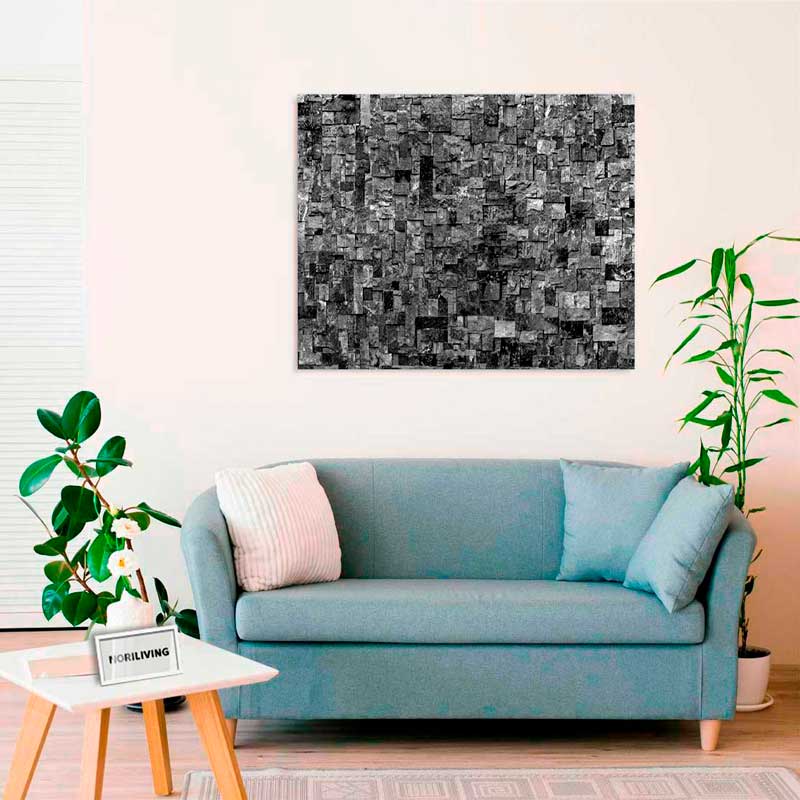 Modernes Wohnzimmer mit blauem Sofa, Pflanzen und einem abstrakten schwarz-weißen Wandbild