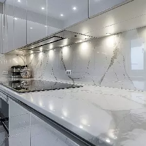 Elegante Küche mit weißer Marmorarbeitsfläche, modernen Schränken und LED-Beleuchtung