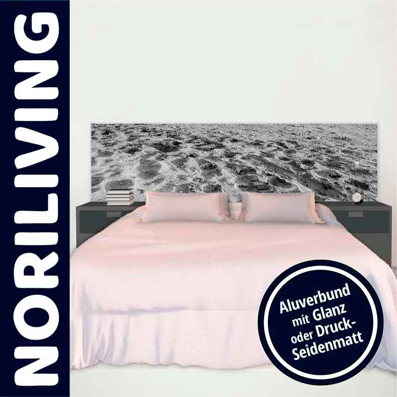 Schlafzimmer mit modernem Aluverbund-Designkopfteil Modernes Schlafzimmer mit Bett und stilvollem Aluverbund-Kopfteil in Schwarz-Weiß-Optik