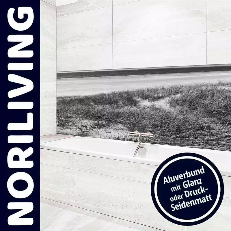 Elegantes Badezimmer mit einer Aluverbund-Wandverkleidung in Glanz oder Druck-Seidenmatt, die ein Strandmotiv zeigt, von Noriliving