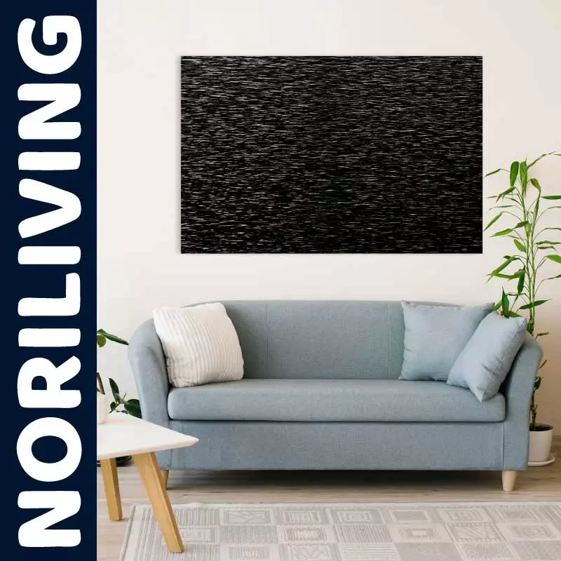 Gemütliches Wohnzimmer mit grauem Sofa, Kissen und großer abstrakter Kunst an der Wand, dekoriert mit Pflanzen und einem weißen Couchtisch.