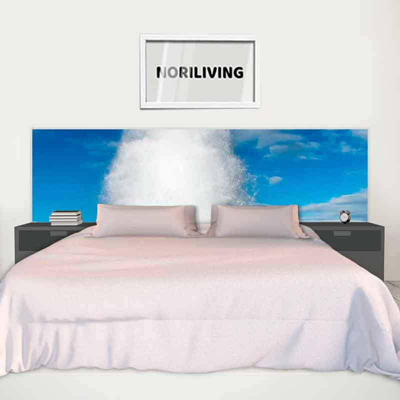 Modernes Schlafzimmer mit großem Bett, Wasserfall-Kunst am Kopfteil und einem Himmelbild