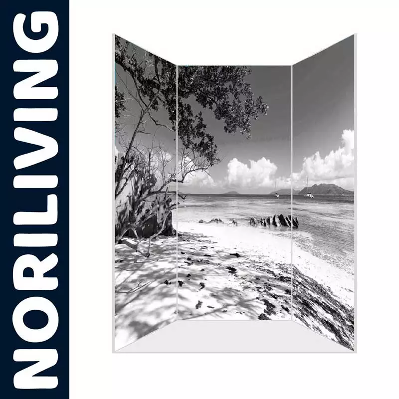 Paravent mit einem Schwarz-Weiß-Bild eines Strandes und Bäumen, angeboten von NORILIVING