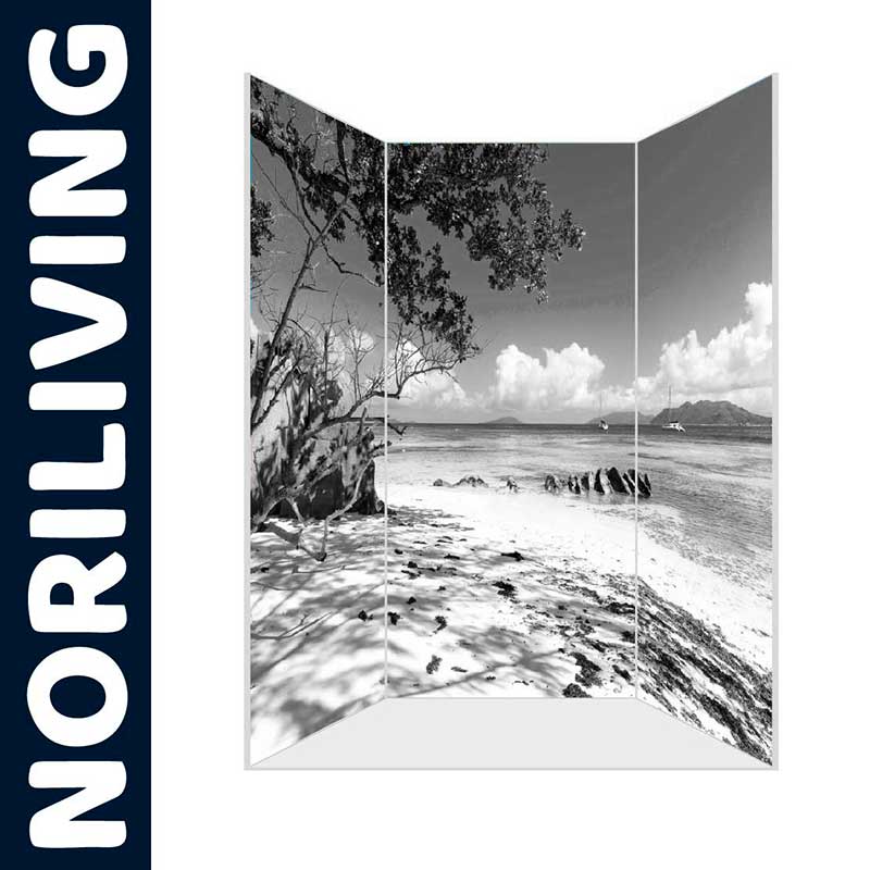 Paravent mit Strandmotiv in Schwarz-Weiß von NORILIVING Paravent mit einem Schwarz-Weiß-Bild eines Strandes und Bäumen, angeboten von NORILIVING