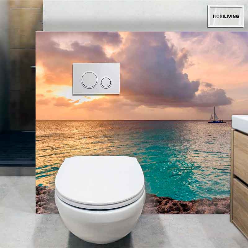 Toilette mit Wanddekoration eines Sonnenuntergangs am Meer Moderne Toilette mit beeindruckender Wandgestaltung, die einen Sonnenuntergang am Meer abbildet. Ein Segelboot ist am Horizont zu sehen.
