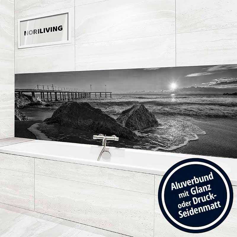 Modernes Badezimmer mit Wandverkleidung aus Aluverbund in Schwarz-Weiß mit Küstenmotiv Elegantes Badezimmer mit Badewanne und schwarz-weißer Küstenmotiv-Wand aus Aluverbund