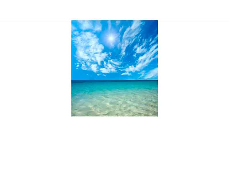 Türkisblaues Meer mit klarem Himmel und vereinzelten Wolken