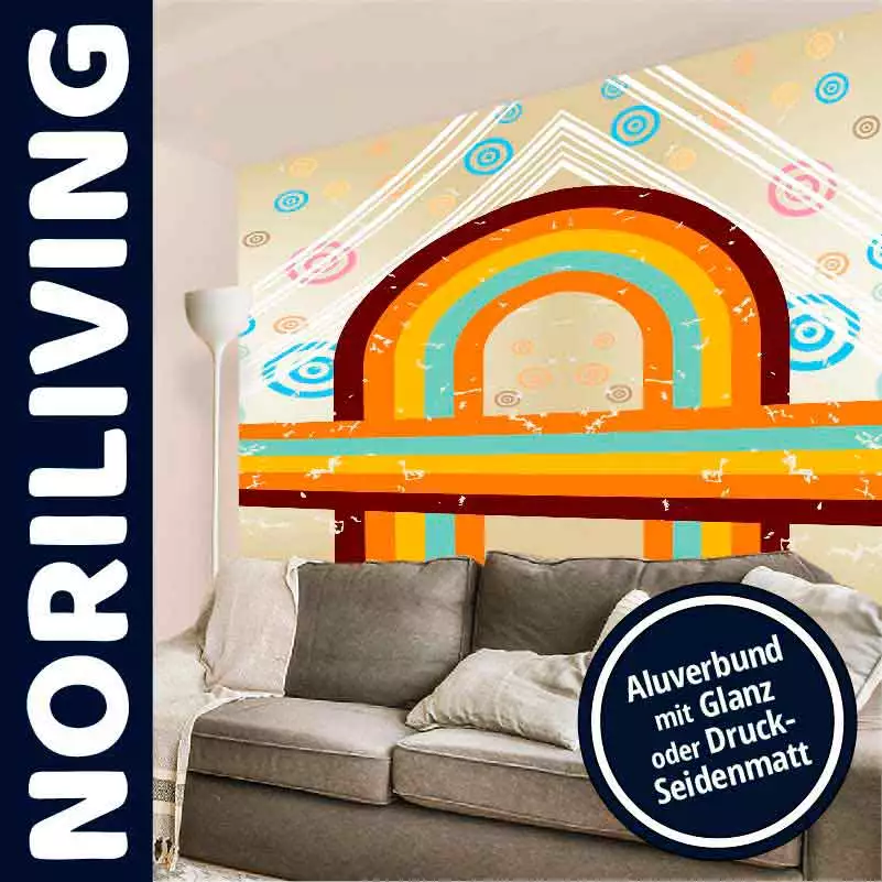 Wohnzimmer mit grauem Sofa und bunter Wandgestaltung in Retro-Stil, Noriliving-Dekor