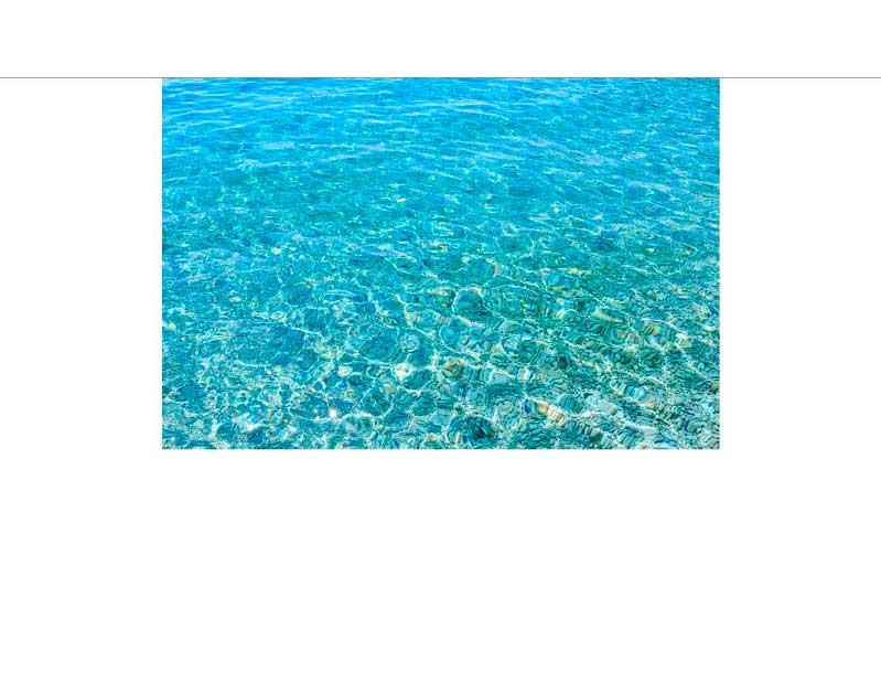 Kristallklares blaues Wasser mit sanften Wellenbewegungen