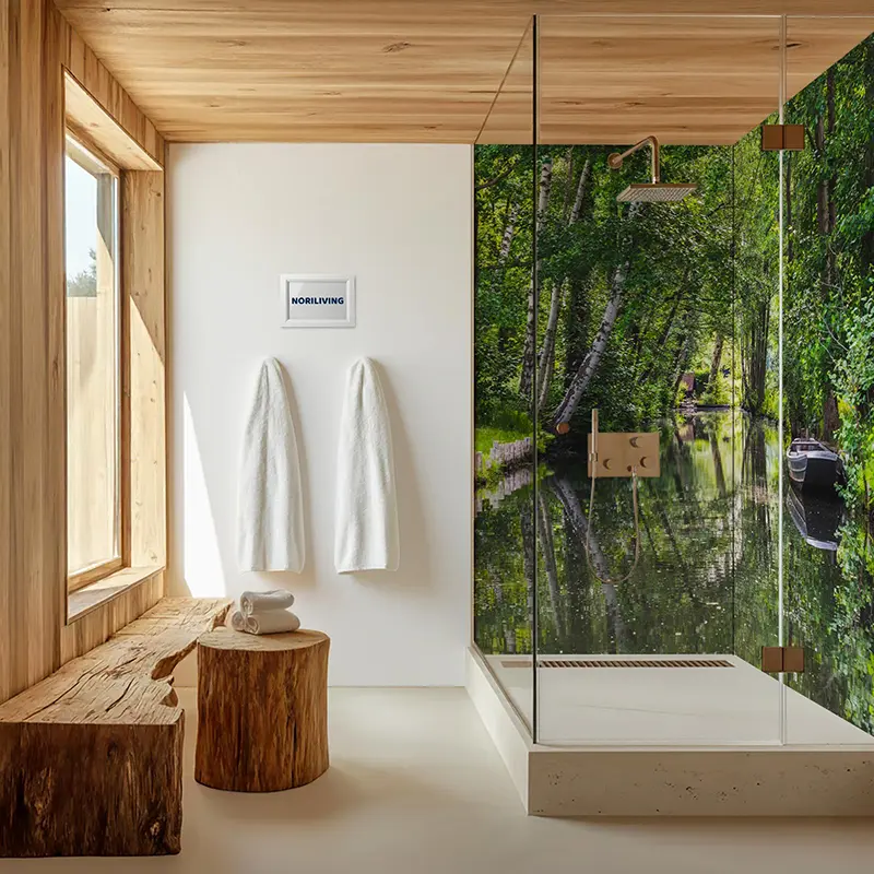 Duschbereich mit Glaswand und Waldmotiven
