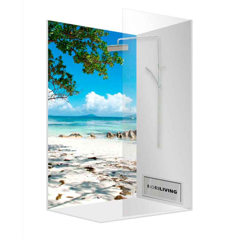 Duschwand mit tropischem Strandmotiv, blauem Meer und weißem Sand für eine entspannende Atmosphäre im Badezimmer