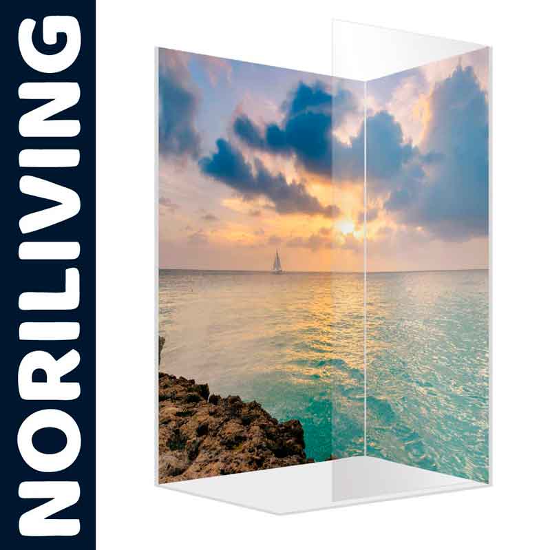 Eine Duschtrennwand von Noriliving mit einem Motiv von Meer und Sonnenuntergang in lebendigen Farben, abgebildet auf Glas.