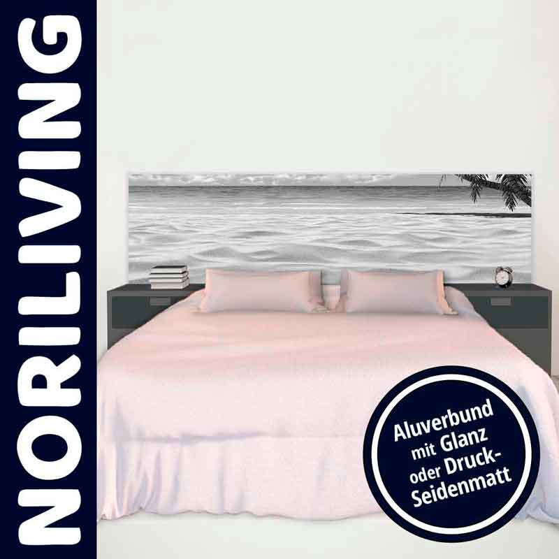 Modernes Bett mit Kopfteil im Stranddesign von Noriliving Bett mit grauer Bettwäsche und Kopfteil mit Strandmotiv, Nachttischen und Bücherstapel