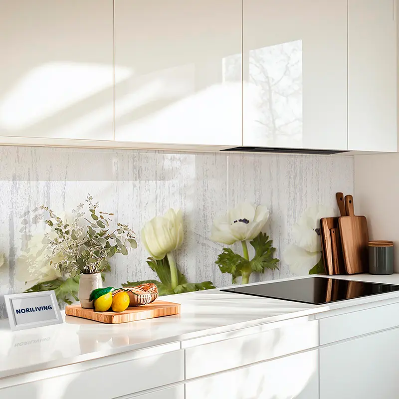 Küchenrückwand Alu Weiße Blumen vor hellem Holz 003