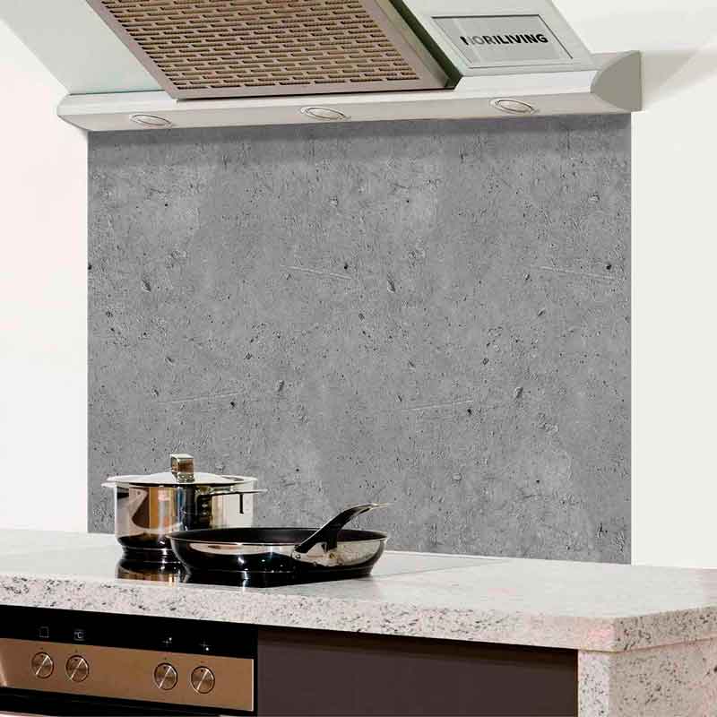 Moderne Küchenzeile mit Edelstahlkochtopf und Pfanne auf der Arbeitsplatte, darunter eine Dunstabzugshaube und ein grauer Spritzschutz.