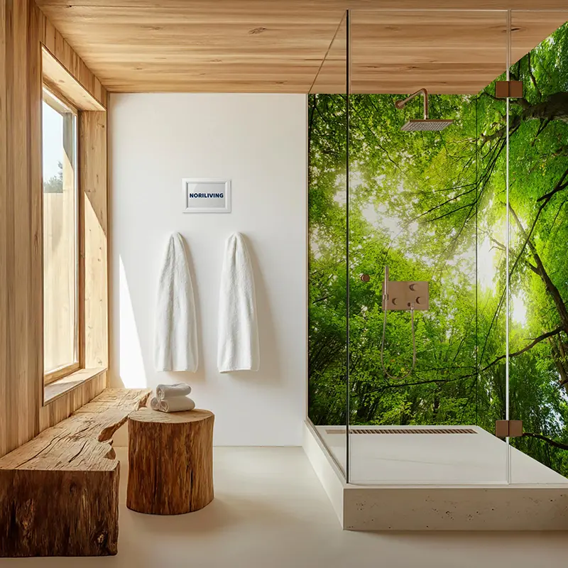 Helles Bad mit Holzdetails, Glasdusche und Waldtapete