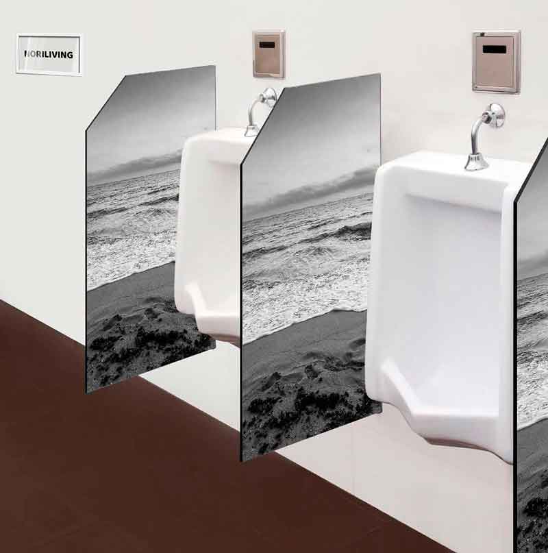 Zwei Urinale mit Trennwänden, die schwarz-weiße Meeresbilder zeigen.