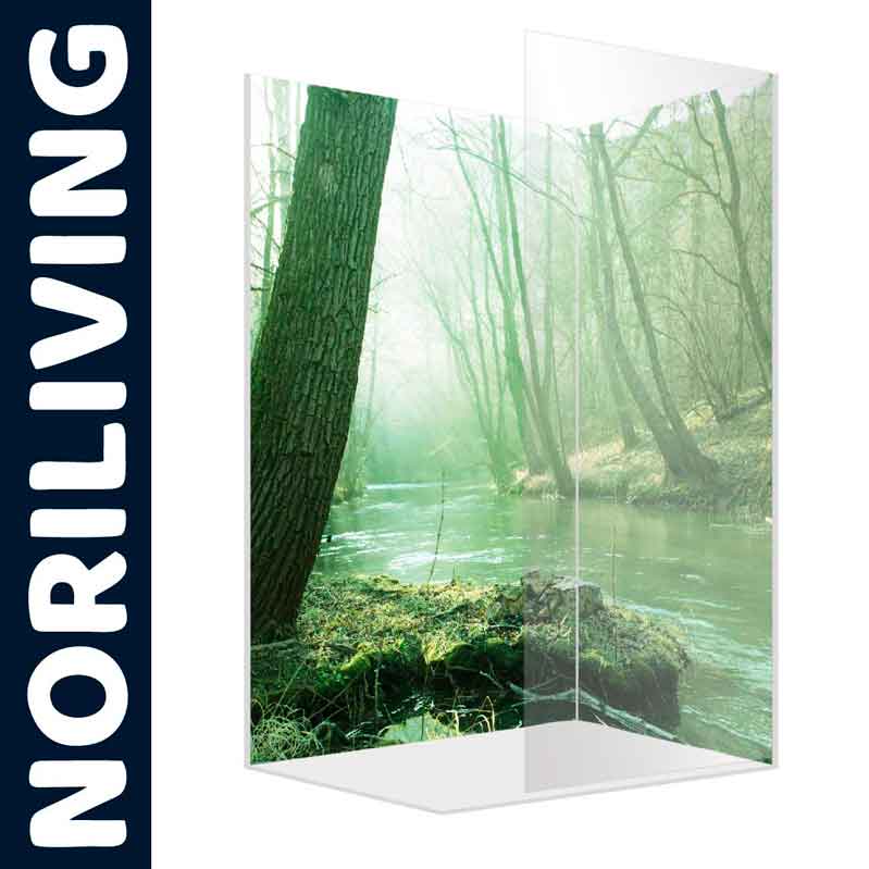 Duschrückwand mit Waldmotiv von NORILIVING Duschrückwand mit fotorealistischem Waldmotiv von NORILIVING, zeigt Baumstämme und fließenden Bach.