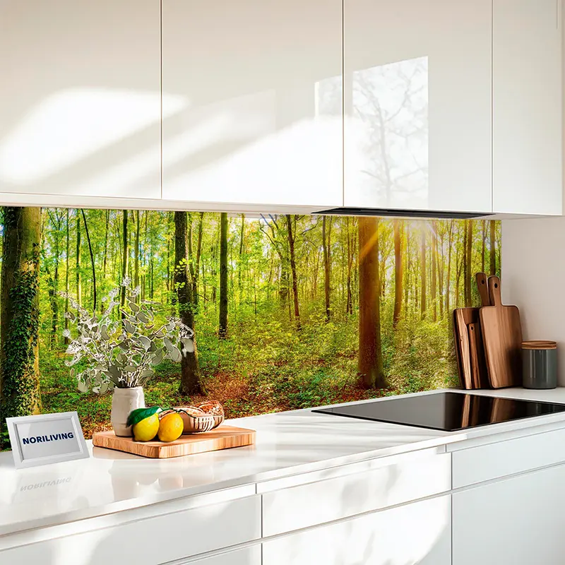 Fliesenspiegel Alu Panoramabild: Grüner Wald mit Sonnenstrahlen 314