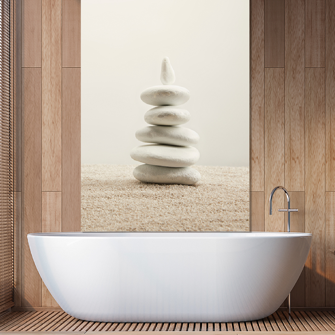 Moderner Spa- und Wellness-Badebereich mit stilvollem Dekor Weißes freistehendes Bad vor Holzwand mit Bild von gestapelten weißen Steinen auf Sand