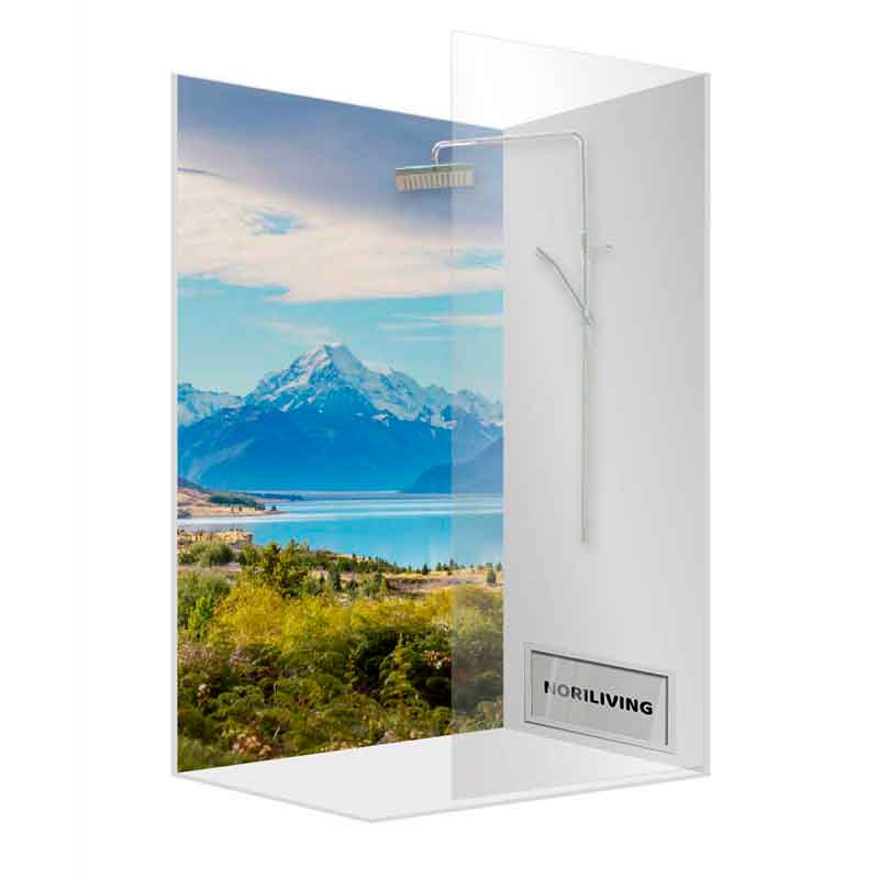 Duschwand mit einem Druck von einer malerischen Berglandschaft