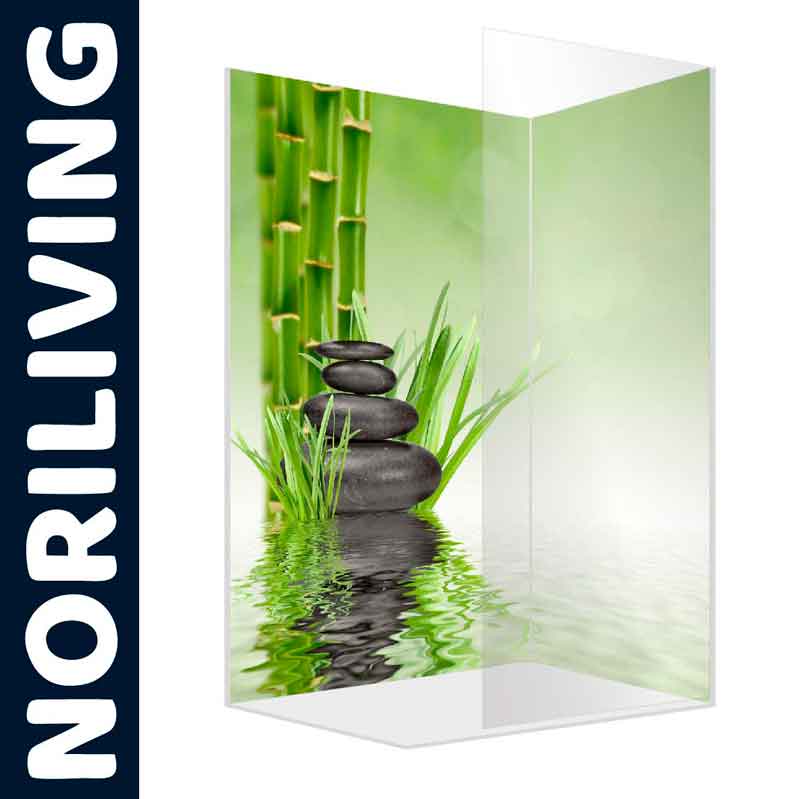 Zen-Raumteiler mit Steinen und Bambus vor grünem Hintergrund