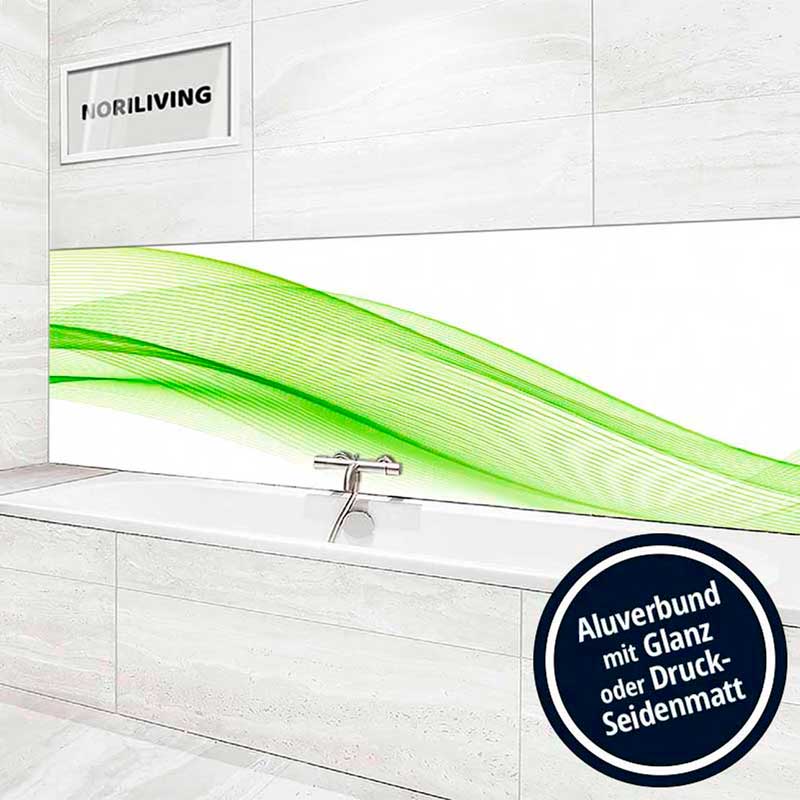 Badezimmer mit grünem Dekor auf Aluverbundplatte neben weißen Kacheln und Wasserhahn