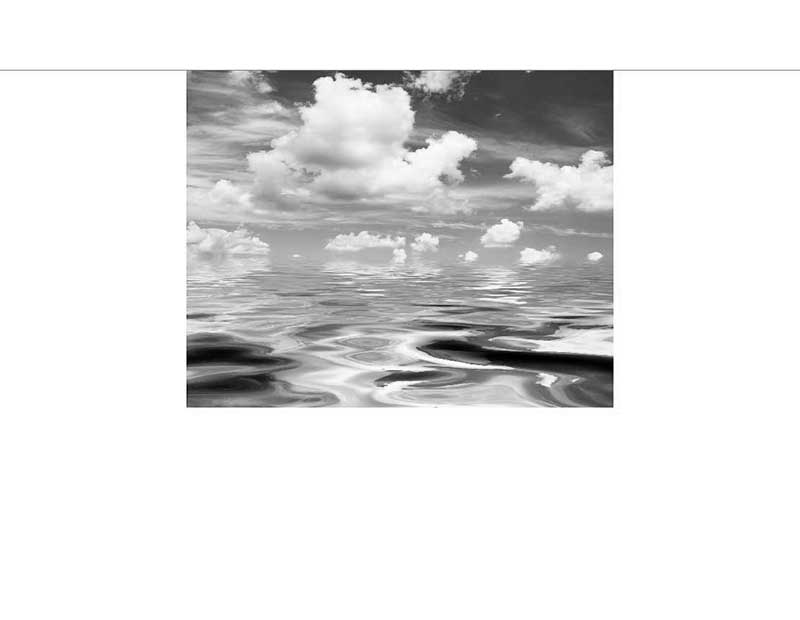 Schwarz-Weiß-Bild mit Wolken und ruhiger Meeresoberfläche