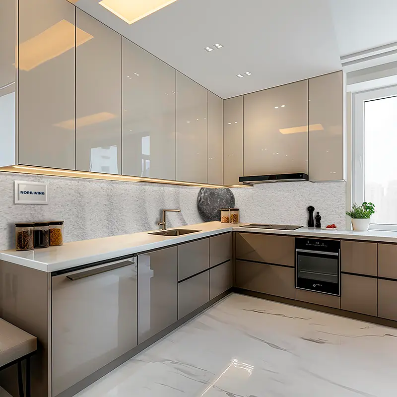 Beige L-Küche mit weißer Arbeitsplatte und Marmorboden