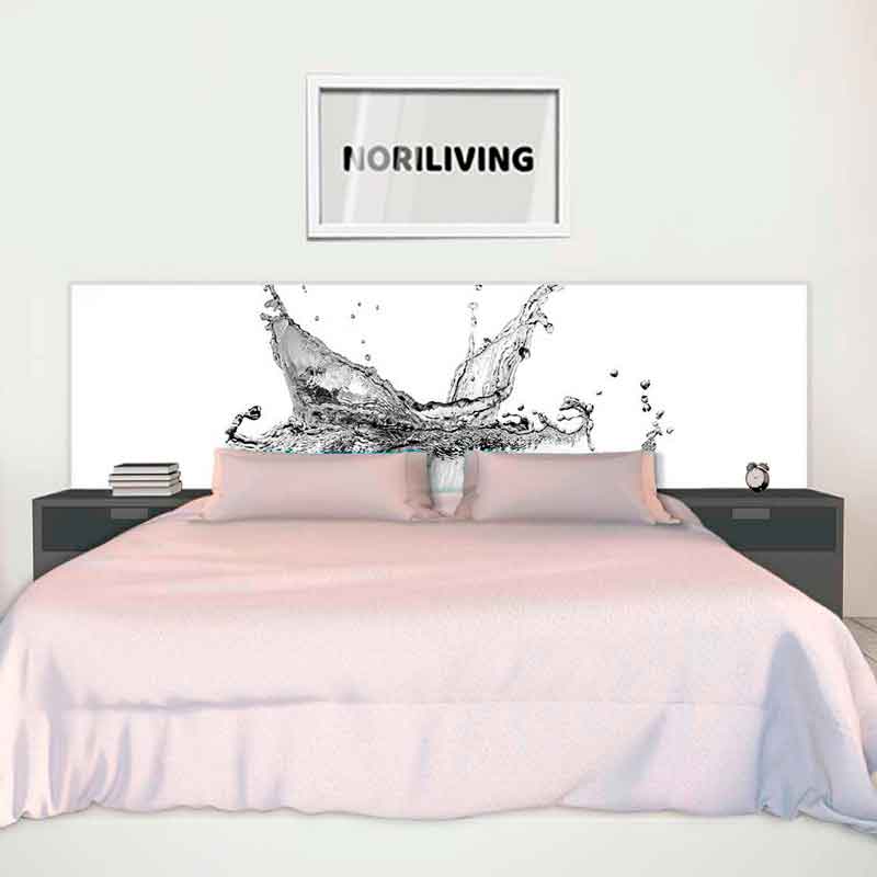 Geräumiges Schlafzimmer mit modernem Bett und einem Wasserspritzbild im Hintergrund, dekoriert mit Nachttischen und einem NORILIVING-Wandbild.