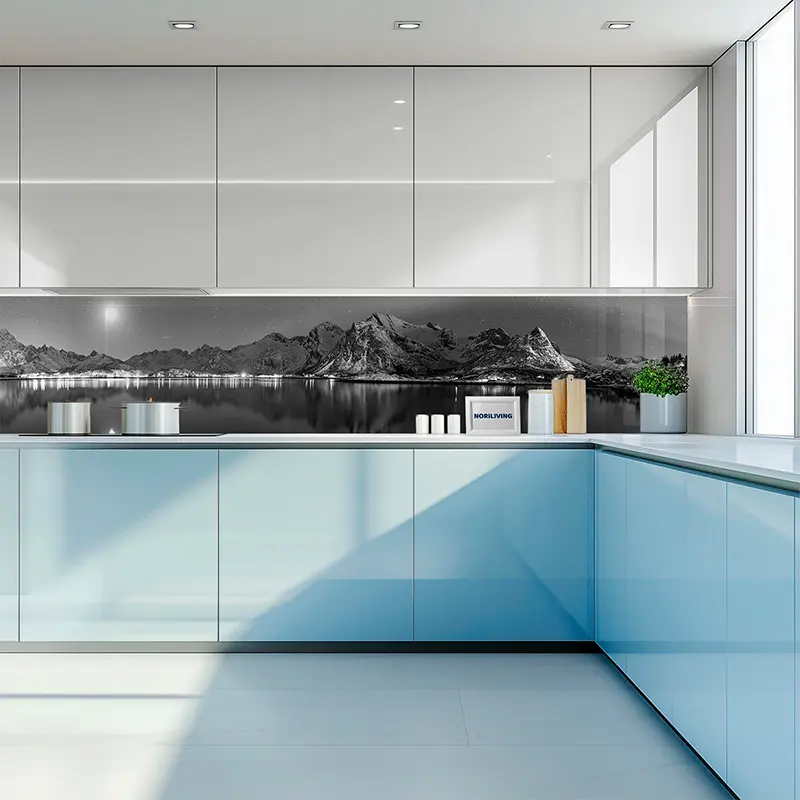 Helle Küchenfronten blau, Panorama-Rückwand Berge