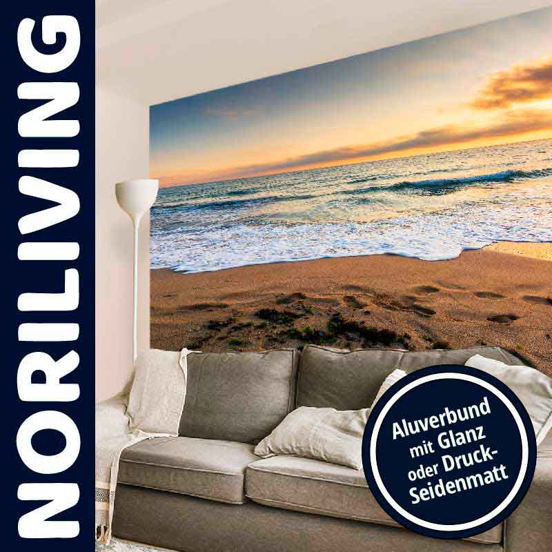 Geräumiges Wohnzimmer mit moderner Wanddekoration, die einen Strand und Sonnenuntergang zeigt, hergestellt in Aluverbund mit Glanz oder Druck-Seidenmatt Finish.