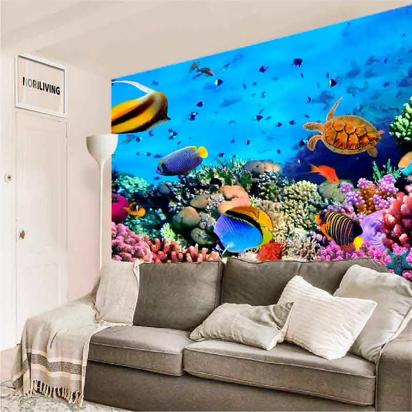 Helle und farbenfrohe Unterwasserwelt-Tapete in einem modernen Wohnzimmer, dekoriert mit Meerestieren und Korallen.