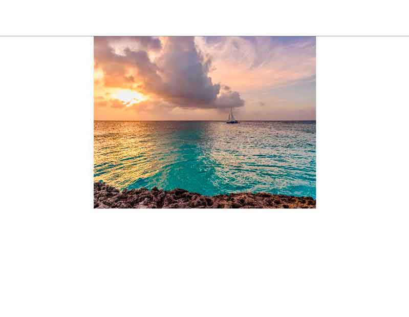 Schöner Sonnenuntergang über einem ruhigen Meer mit einem Segelboot am Horizont