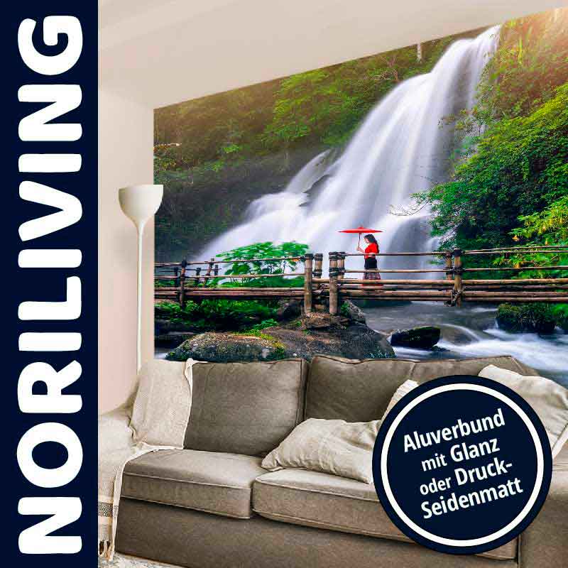 Wohnzimmer mit großer Fototapete eines Wasserfalls und einem modernen Sofa