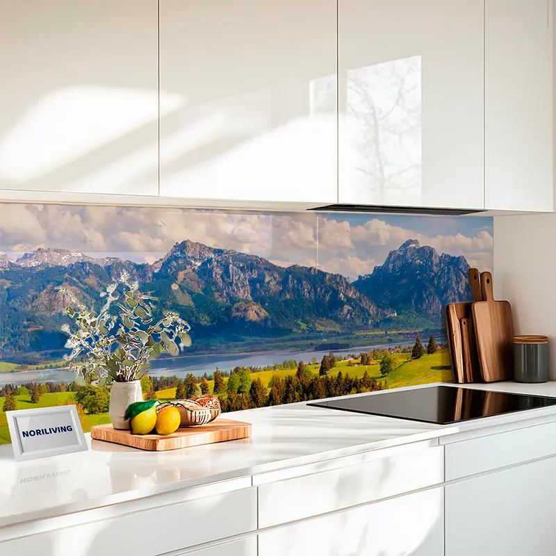 Küchenrückwand Alu Panoramalandschaft mit Wiese und See vor Alpengebirge 596