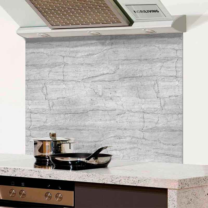 Küche mit grauer Spritzschutzwand, Dunstabzugshaube und Kochutensilien auf der Arbeitsplatte