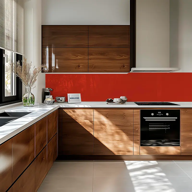 Einbauküche mit Holzschränken, roter Rückwand und Ofen