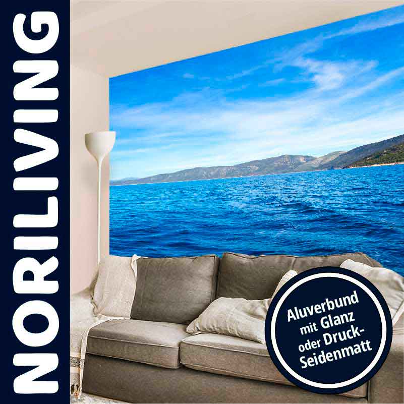 Wohnzimmer mit Noriliving Wandbild zeigt Meerblick, Sofa im Vordergrund