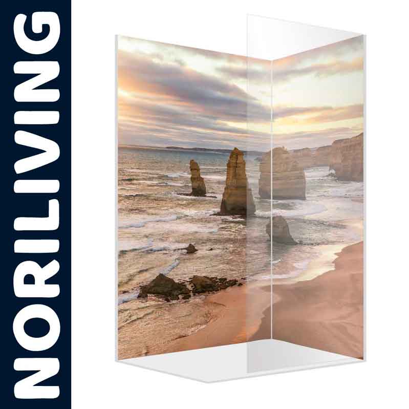 Duschwand mit abgebildetem Küstenmotiv und Markenname Noriliving