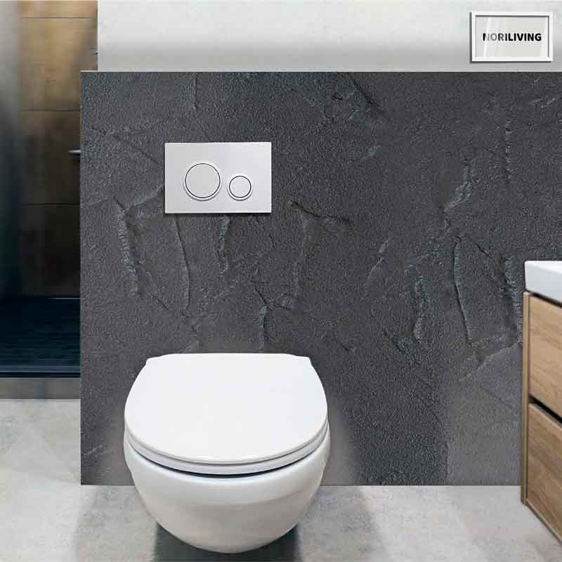 Moderne wandhängende Toilette mit Drückerplatte Bild einer modernen wandhängenden Toilette mit stilvollem Knopfspülsystem und grauer Rückwand
