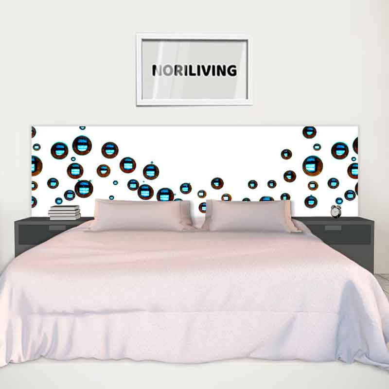 Schlafzimmer mit einem modernen Bett, verziertem Kopfteil und Wandkunst