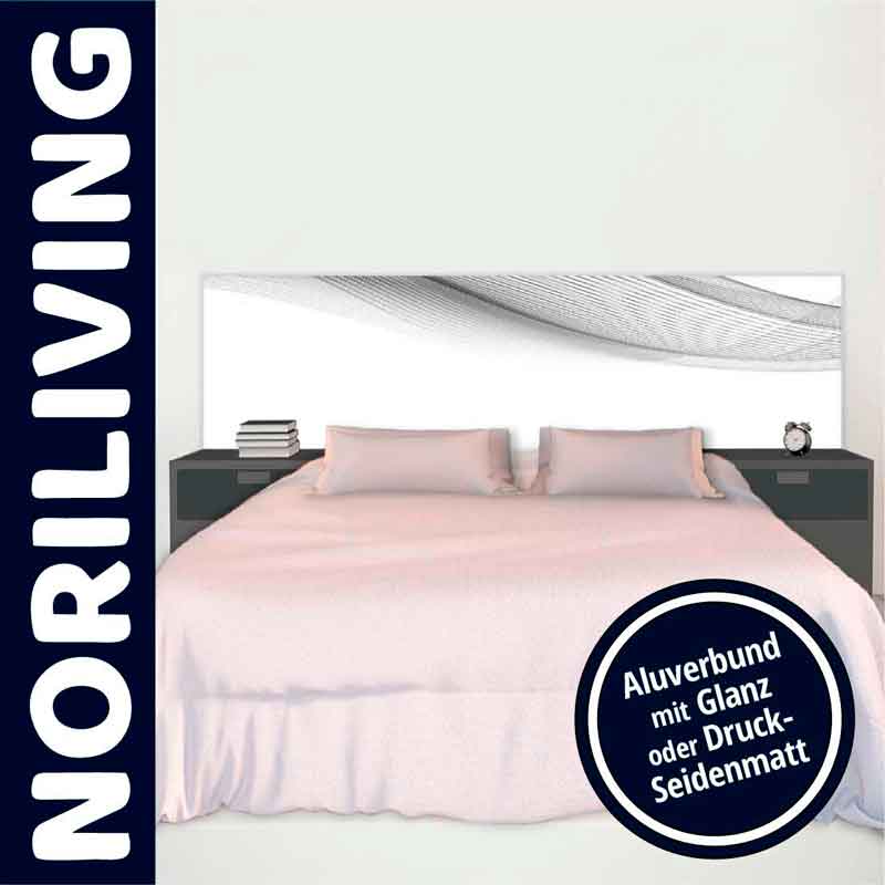 Schlafzimmer mit einem stilvollen Bett, glänzendem Kopfteil und dunklen Nachttischen