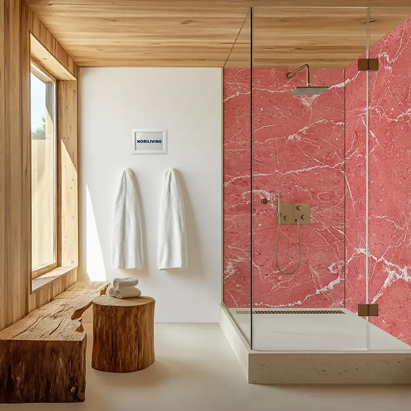 Duschbereich mit rosa Marmorwand, Glas und Holz