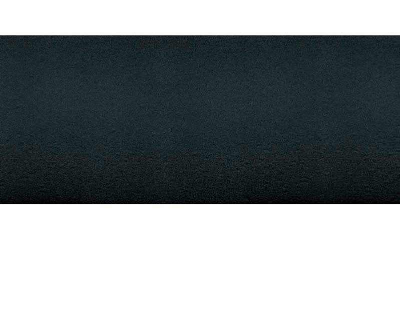 Einfarbiger schwarzer Stoffhintergrund, ideal für Dekoration oder Fotografie.