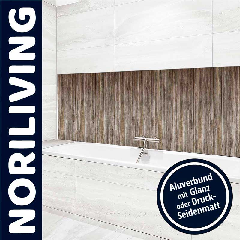 Moderne Badezimmergestaltung mit NORILIVING Wandverkleidung Eine stilvolle Badewanne mit modernem NORILIVING Aluverbund, erhältlich in Glanz oder Druck-Seidenmatt, vor einer holzähnlichen Wandverkleidung.