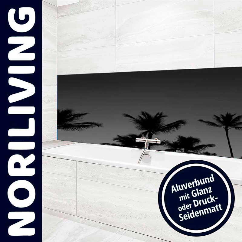 Modernes Badezimmer mit dekorativem Aluverbund-Druck in schwarz-weiß, zeigt eine Palmenlandschaft über der Badewanne.