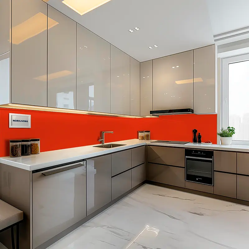 Graue Einbauküche mit roter Rückwand und Marmorboden