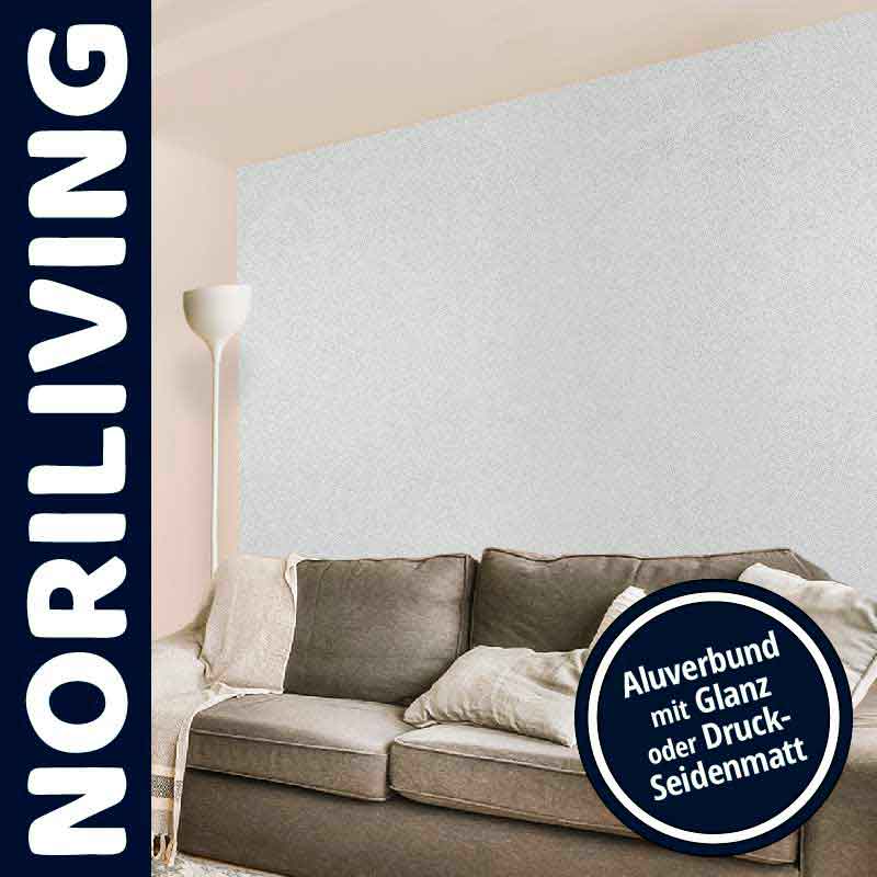 Wohnzimmer mit grauer Couch und luxuriöser Aluverbund-Wandverkleidung von NORILIVING